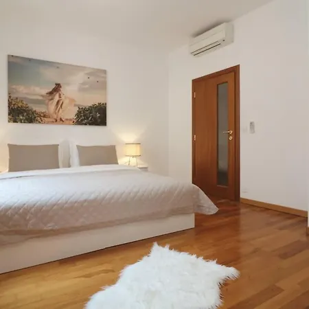 Charming For 8 - Old Town Apartmán *
